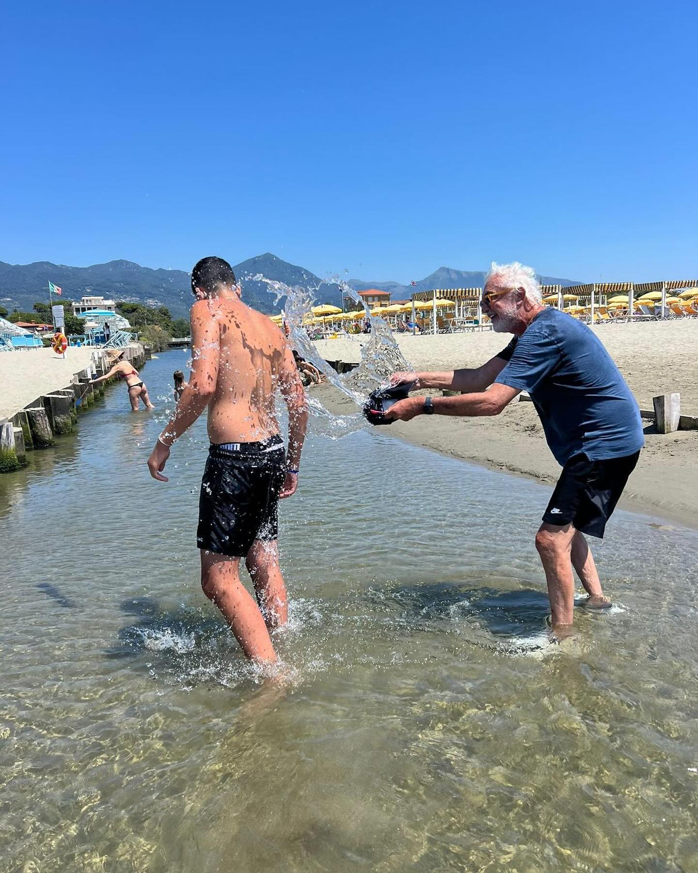 Flavio Briatore Sulla spiaggia di Marina di Pietrasanta con Falco...