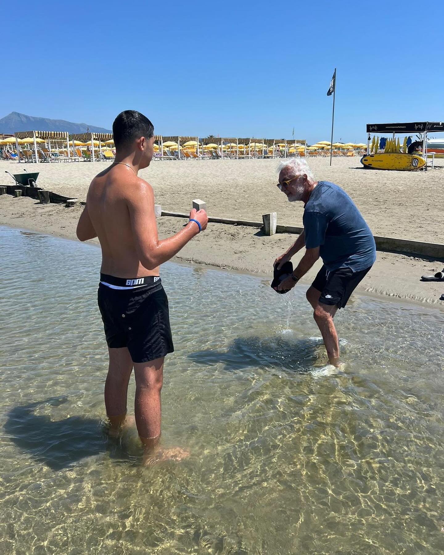 Flavio Briatore Sulla spiaggia di Marina di Pietrasanta con Falco...