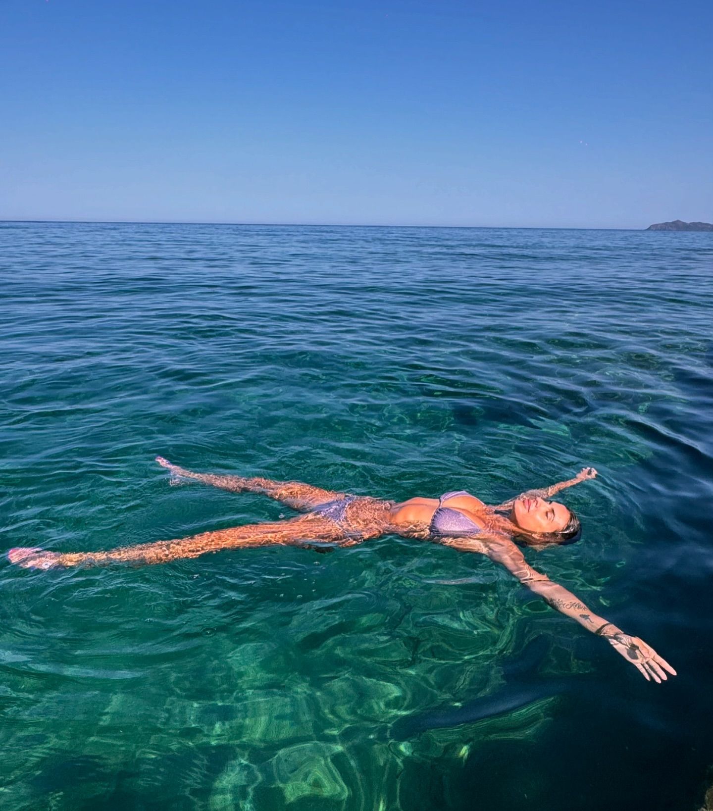 Elisabetta Canalis Alghero, Stintino, Porto Alabe guidando attraverso una delle strade più belle ch...