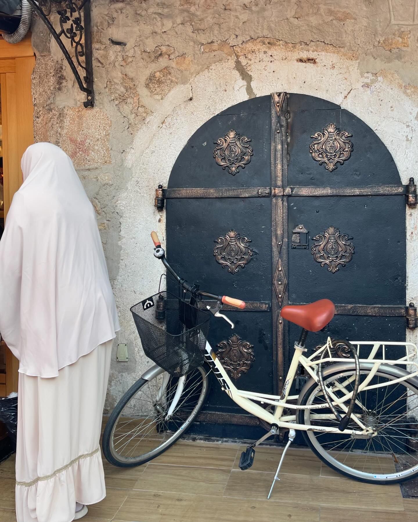 Elisabetta Canalis Abbiamo passato quattro giorni tra Mostar e Sarajevo, fiori tra le macerie. Due ...