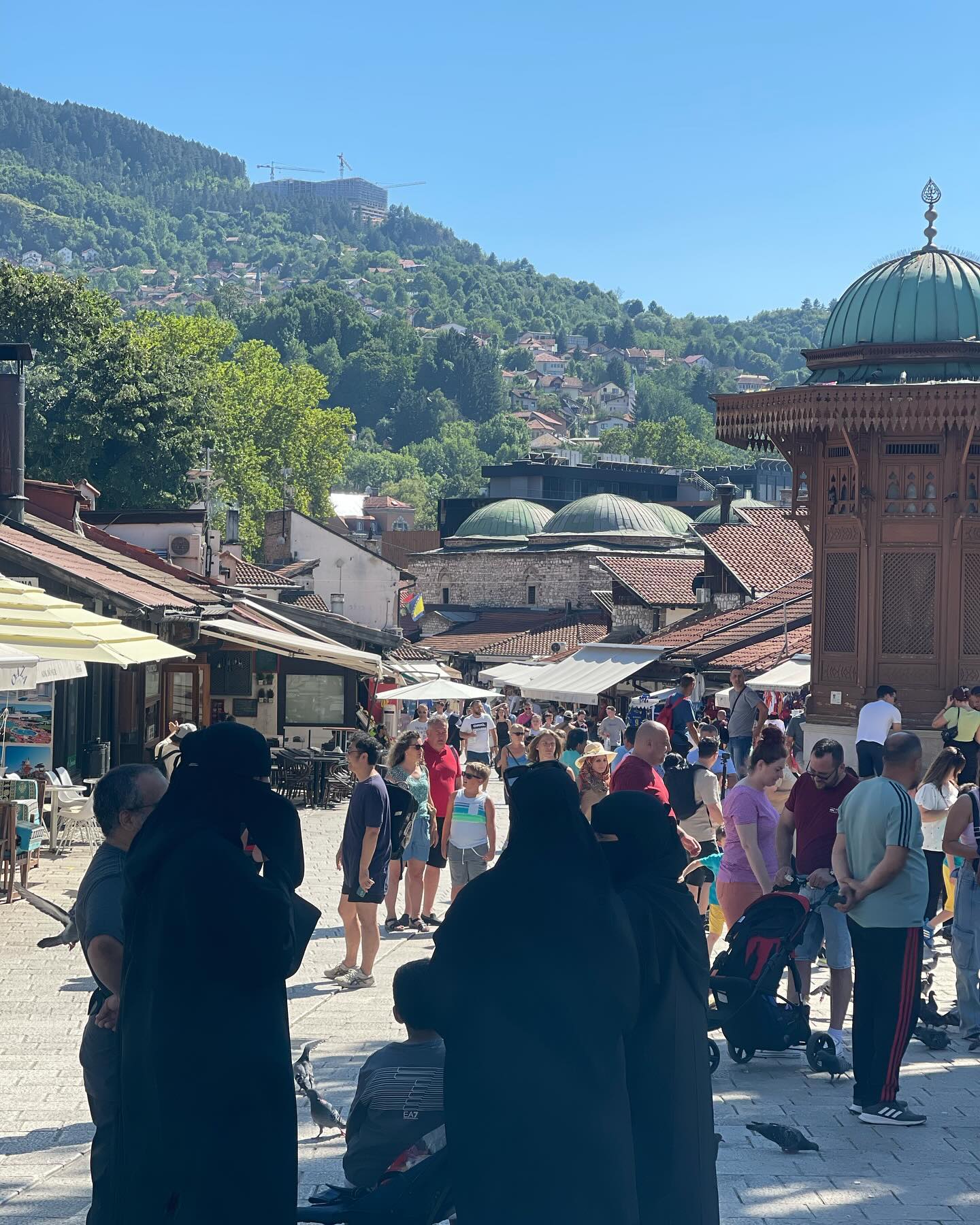 Elisabetta Canalis Abbiamo passato quattro giorni tra Mostar e Sarajevo, fiori tra le macerie. Due ...