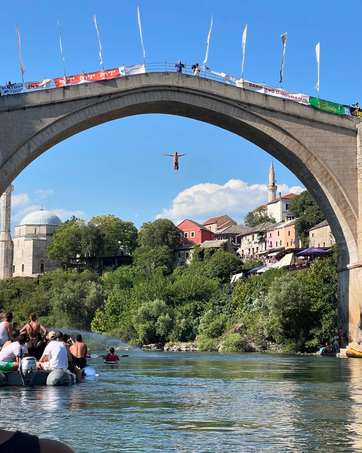 Elisabetta Canalis Abbiamo passato quattro giorni tra Mostar e Sarajevo, fiori tra le macerie. Due ...