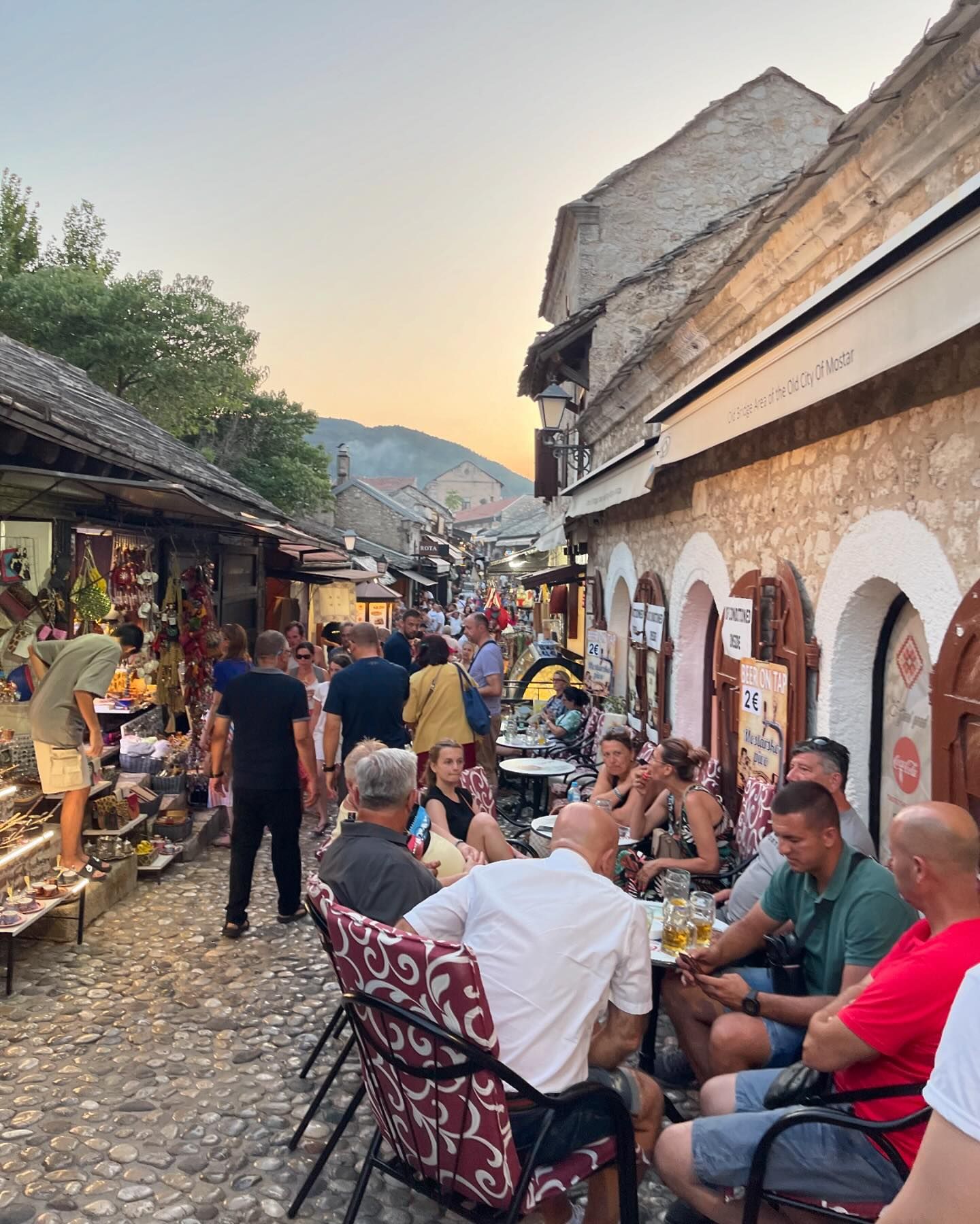 Elisabetta Canalis Abbiamo passato quattro giorni tra Mostar e Sarajevo, fiori tra le macerie. Due ...