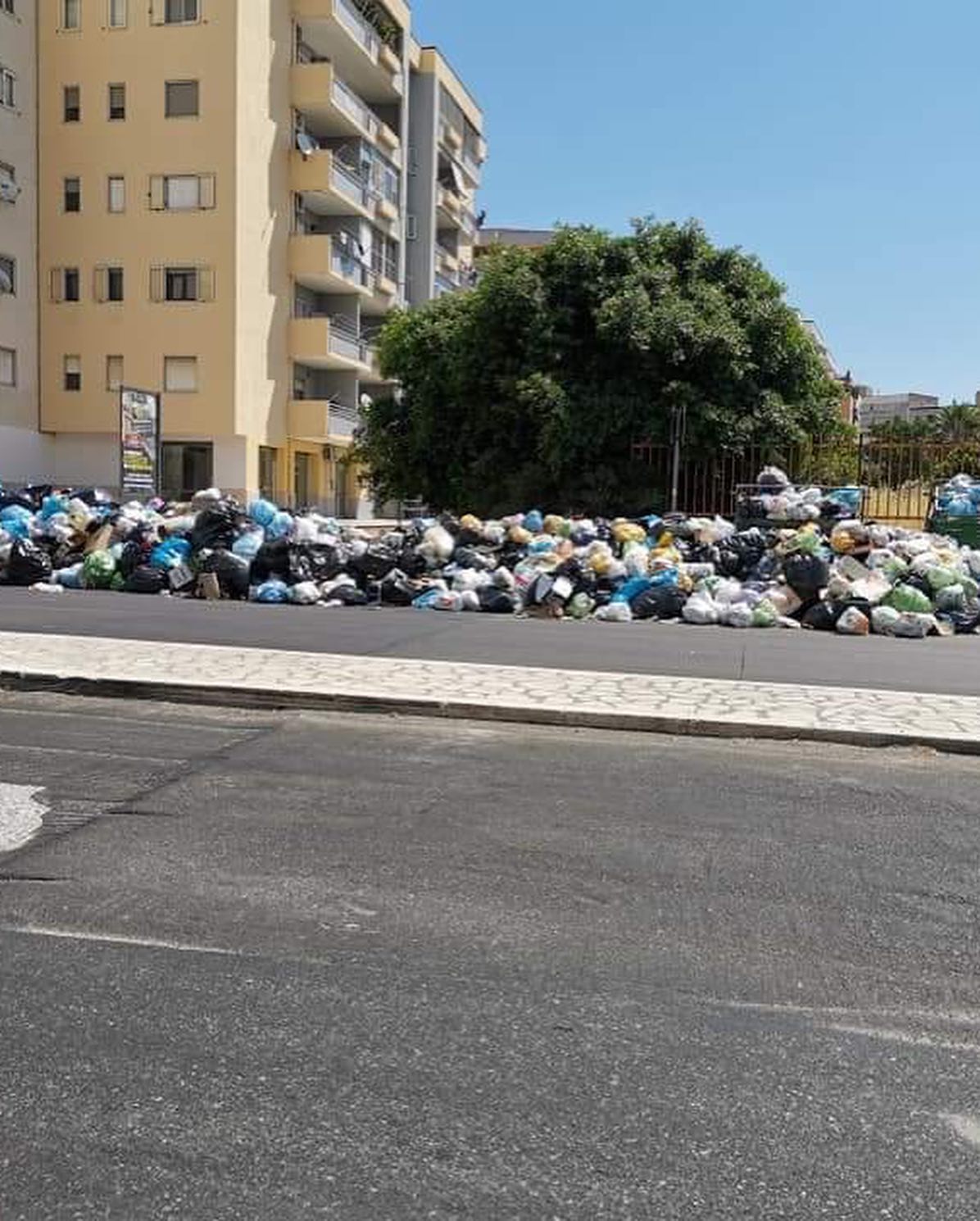 Selvaggia Lucarelli Crotone è ridotta così, incapace di smaltire i suoi rifiuti da giorni. Ma è Cala...