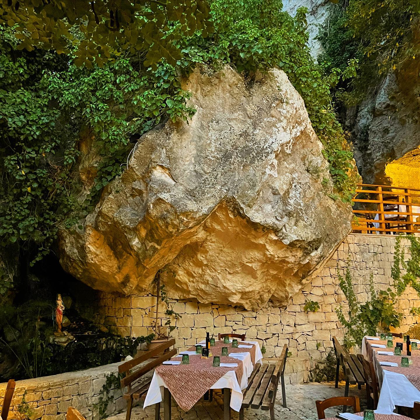 Selvaggia Lucarelli Ad Ispica, vicino Modica, nel complesso delle grotte rupestri, c’è un posto magi...