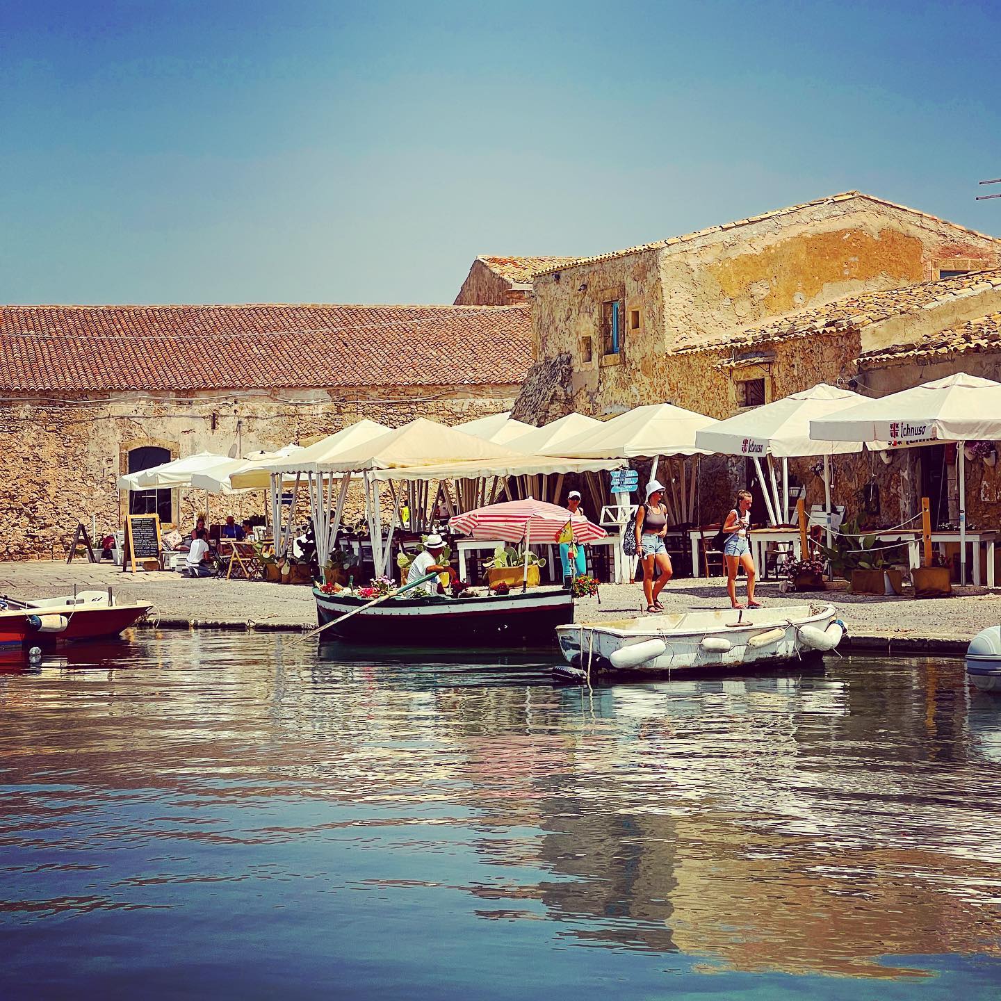 Selvaggia Lucarelli Marzamemi era un piccolo villaggio di pescatori. Poi è diventato anche una impor...