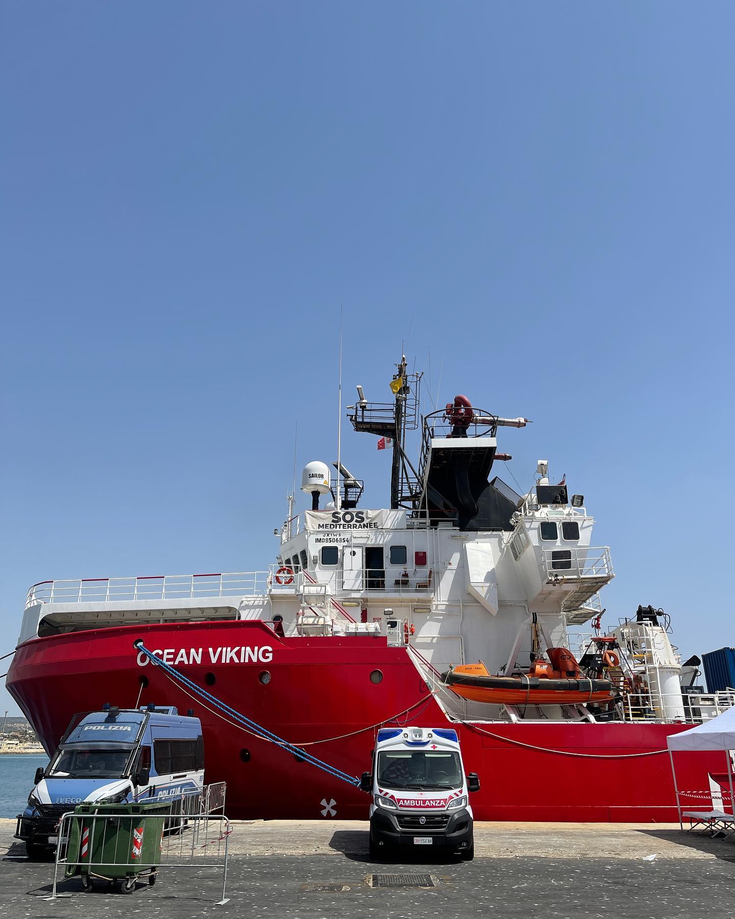 Selvaggia Lucarelli Siamo in vacanza a pochi km da Pozzallo e alla notizia dell’arrivo della Ocean V...