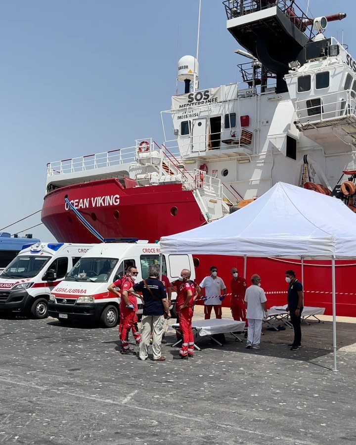 Selvaggia Lucarelli Siamo in vacanza a pochi km da Pozzallo e alla notizia dell’arrivo della Ocean V...