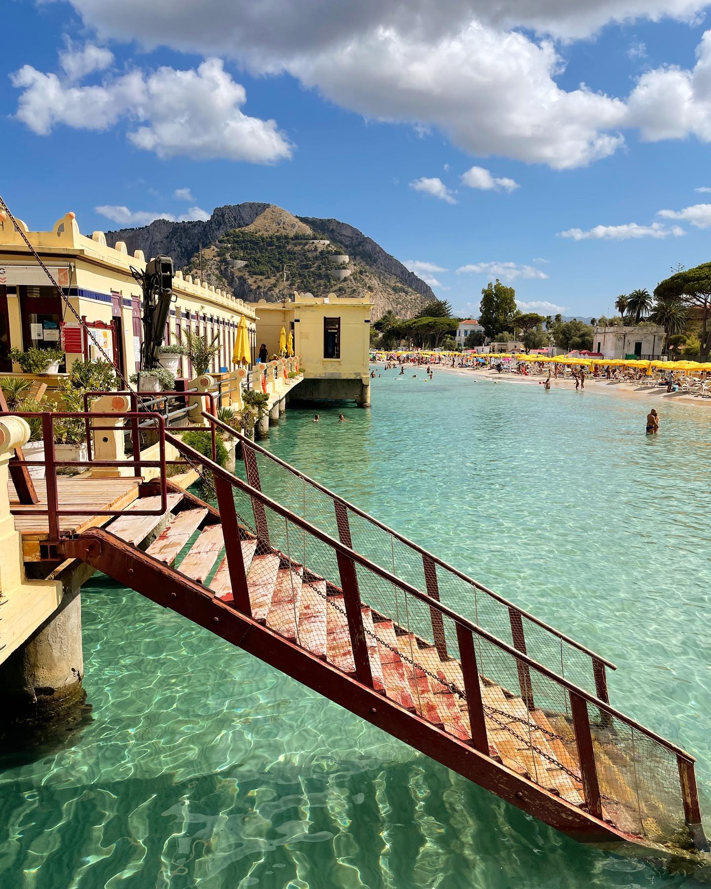 Selvaggia Lucarelli Ha avuto un’estate travagliata anche Mondello, ma resta una delle spiagge cittad...