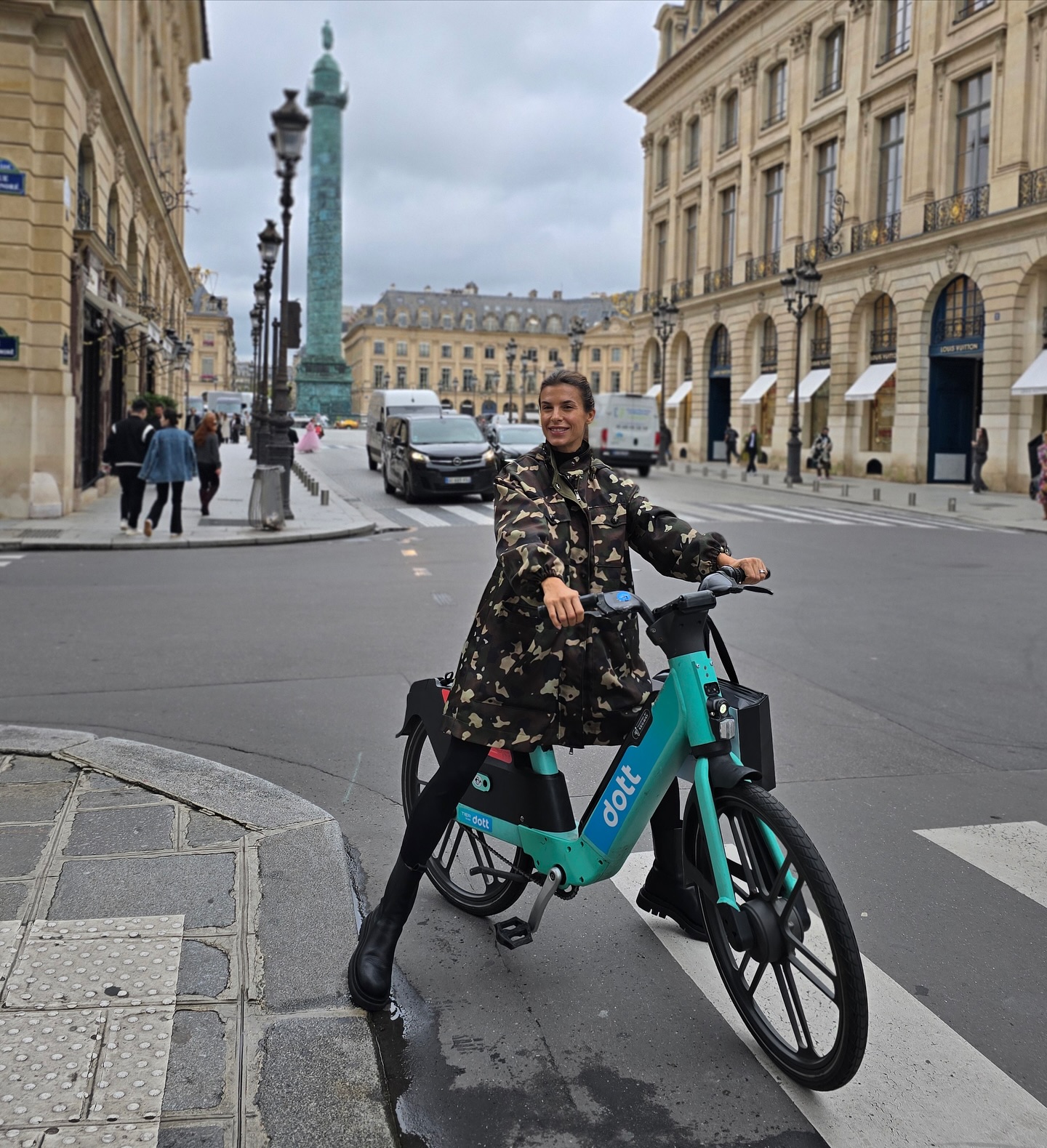 Elisabetta Canalis Paris touch and go...